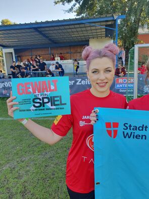 Aktionswochen beim Band Cup beim SV Donau, wo Geld für die Wiener Frauenhäuser gesammelt wurde