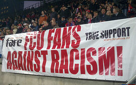 Fans vom FC Utrecht mit ihrem neuen Transparent gegen Rassismus.