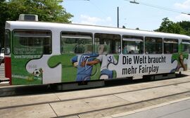 „Die Welt braucht mehr Fairplay.“-Werbung auf Straßenbahnlinie 38