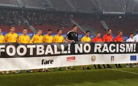 Italien vs Rumänien, Antirassismus-Transparent