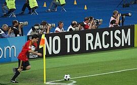"No to Racism"-Bande im Ernst Happel-Stadion.