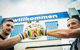 Alex Kniezanrek und Florian Prögelhof zeigen Regenbogen-Handschuhe von X-One Keeper (C) Christopher Glanzl