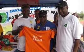 Abedi Pele und Segun Odegbami beim FARE-Stand in Tema/Ghana.